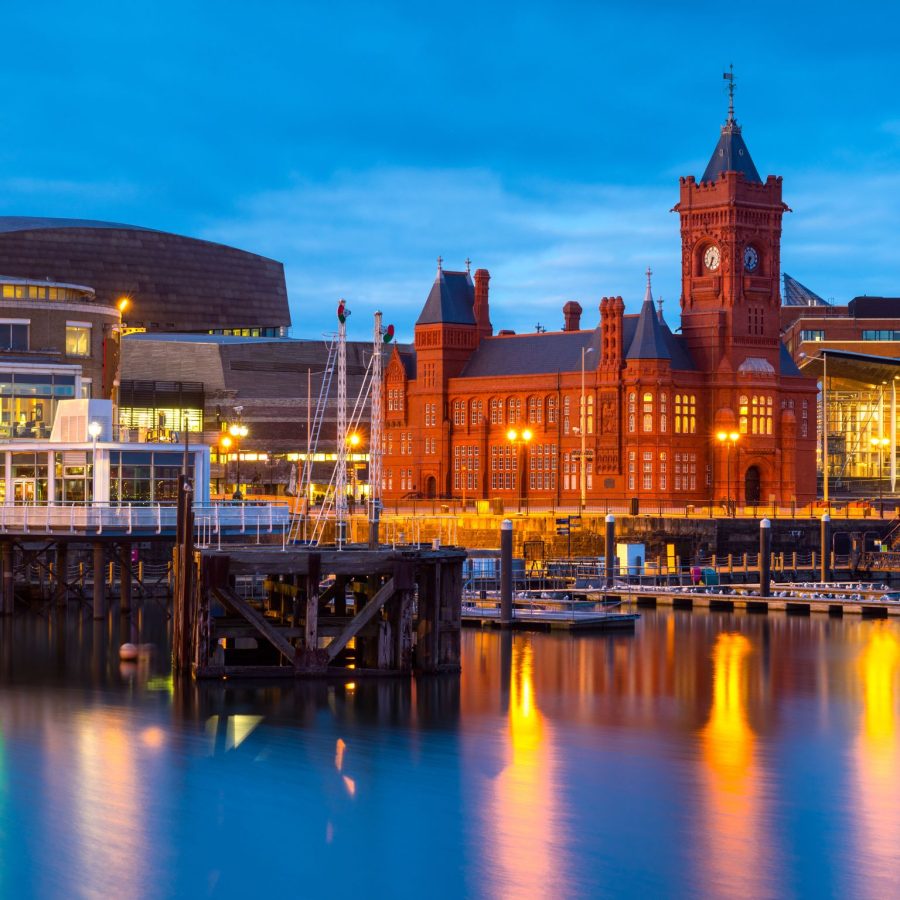 Llun o Fae Caerdydd yn dangos Adeilad y Pierhead ac Adeilad y Senedd.